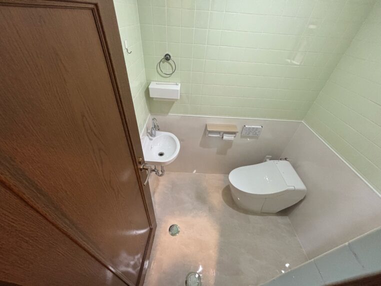 【トイレ室内工事（小便器撤去、腰高パネル、床フロアタイル貼り）】沖縄県南城市　Y様邸